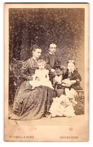 Fotografie Russel & Sons, Chichester, East Street, hübsche Mutter mit Kindern posierend