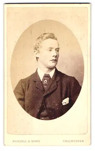 Fotografie Russel & Sons, Chichester, East Street, Portrait hübscher junger Mann zur Seite schauend