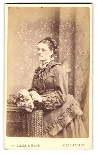Fotografie Russel & Sons, Chichester, East Street, junge hübsche Dame mit Hütchen in Hand