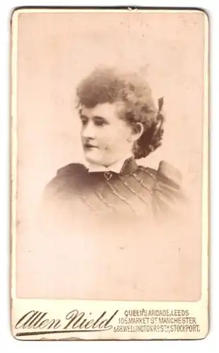 Fotografie Allen Nield, Leeds, Queen`s Arcade, verwaschenes Portrait junge spitze Frau