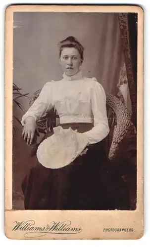 Fotografie Williams & Williams, Bath, 41 Milsom St., Portrait junge Dame im weisser Bluse auf Stuhl sitzend
