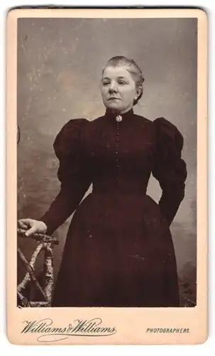 Fotografie Williams & Williams, Swansea, 208 a High St., Portrait bürgerliche Dame im schwarzen Kleid