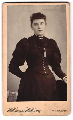 Fotografie Williams & Williams, Swansea, 208 a High St., Portrait junge Dame in zeitgenössischer Kleidung