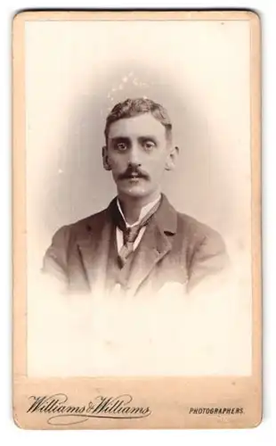 Fotografie Williams & Williams, Swansea, 1 Northampton Place, Portrait junger Mann im Anzug mit Krawatte