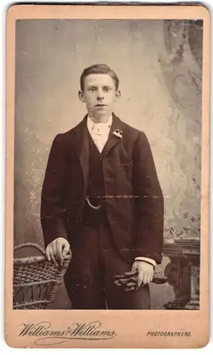 Fotografie Williams & Williams, Swansea, 208 a High St., Portrait junger Mann in zeitgenössischer Kleidung