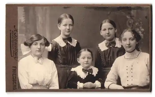 Fotografie A. Schmittner, Friedberg, Portrait vier junge Damen und Mädchen in zeitgenössischer Kleidung