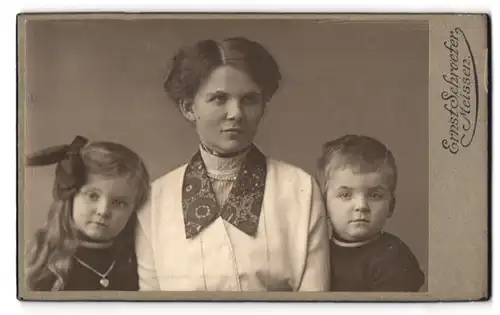 Fotografie Ernst Schroeter, Meissen, Portrait bürgerliche Dame mit einem Sohn und einer Tochter