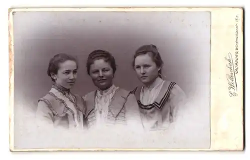 Fotografie E. Wolleschak, Naumburg, Windmühlenstrasse 15 c, Portrait drei junge Damen in hübschen Kleidern