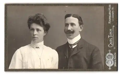 Fotografie Carl Timm, Harburg a / Elbe, Lindenstrasse 18, Portrait junges Paar in hübscher Kleidung