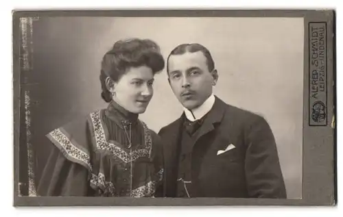 Fotografie Alfred Schmidt, Leipzig-Lindenau, Merseburgerstrasse 31, Portrait junges Paar in hübscher Kleidung