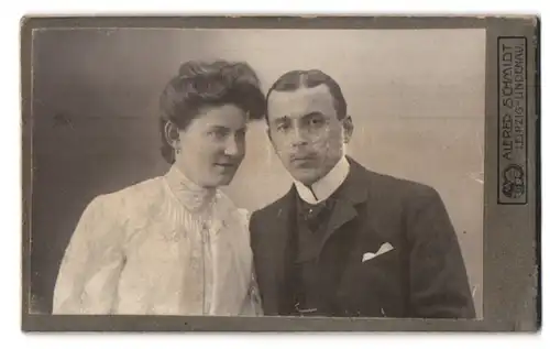 Fotografie Alfred Schmidt, Leipzig-Lindenau, Merseburgerstrasse 31, Portrait junges Paar in hübscher Kleidung