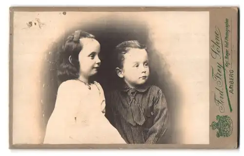 Fotografie Ferd. Frey Söhne, Amberg, Portrait Kinderpaar in hübscher Kleidung