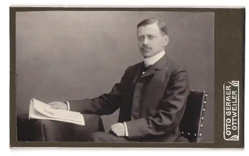 Fotografie Otto Germer, Ottweiler, Portrait bürgerlicher Herr mit Zeitung am Tisch sitzend