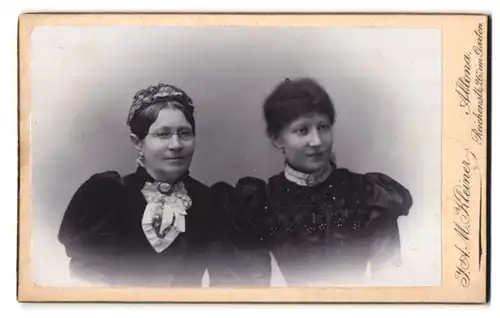 Fotografie J. A. M. Kleiner, Hamburg-Altona, Reichenstrasse 26, Portrait zwei bürgerliche Damen in hübschen Kleidern