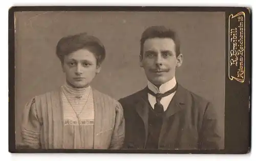Fotografie R. Przibill, Hamburg-Altona, Reichenstrasse 18, Portrait junges Paar in hübscher Kleidung