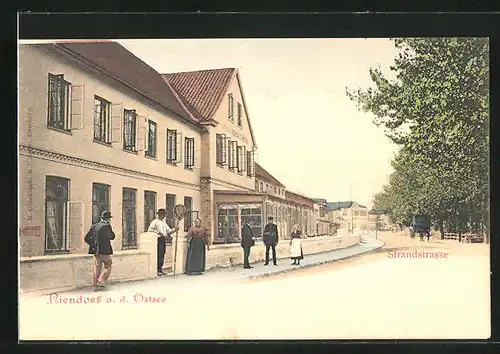 AK Niendorf, Strandstrasse mit Passanten