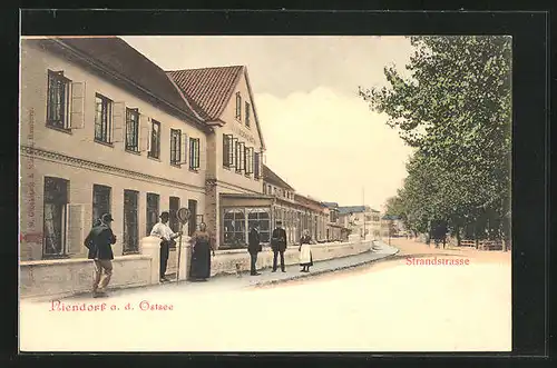 AK Niendorf, Strandstrasse mit Passanten und Häusern