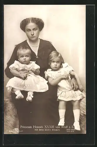 AK Prinzessin Heinrich XXXIII. von Reuss j. L. mit ihren beiden Kindern