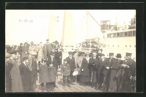 Foto-AK Cuxhaven, Abfahrt der Cleveland nach Amerika am 02.04.1926