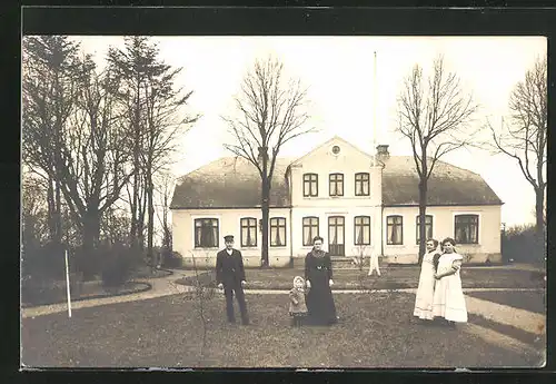 Foto-AK Schaalby, Familie und Dienstmädchen am Gehöft Hunger