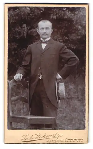 Fotografie Lud. Steikowsky, Chemnitz, Apollostr. 10, Portrait stattlicher Herr in Anzug im Garten stehend
