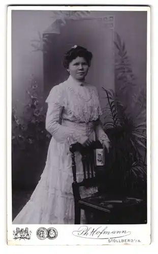 Fotografie Ph. Hofmann, Stollberg i. S., Portrait elegant gekleidete Dame in gerüschtem Kleid