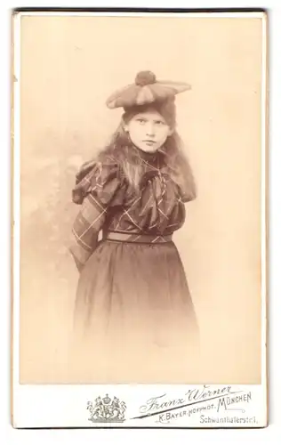 Fotografie Franz Werner, München, Schwanthalerstr. 1, Portrait bildschönes Mädchen mit Hut in karierter Bluse