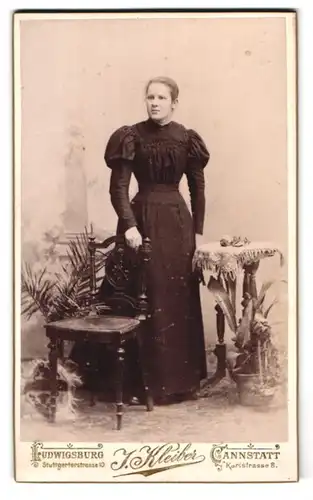 Fotografie J. Kleiber, Ludwigsburg, Stuttgarterstr. 10, Portrait schöne junge Frau im gerüschten Kleid