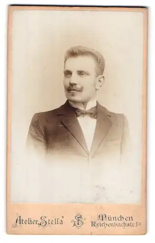 Fotografie Atelier Stella, München, Reichenbachstr. 1a, Portrait blonder charmanter Mann mit Schnurrbart