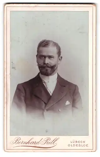 Fotografie Bernhard Prill, Lübeck, Breitestr. 97, Portrait stattlicher junger Mann mit Bart