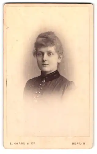 Fotografie L. Haase & Co., Berlin, Unter den Linden 62 & 63, Portrait hübsche Frau mit Brosche am Blusenkragen