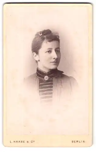 Fotografie L. Haase & Co., Berlin, Unter den Linden 62 & 63, Portrait brünettes Fräulein mit Haarspange