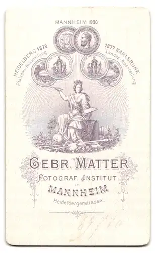 Fotografie Gebr. Matter, Mannheim, Heiderbergstr., Portrait dunkelhaariger Mann mit Ansteckblume am Jackett