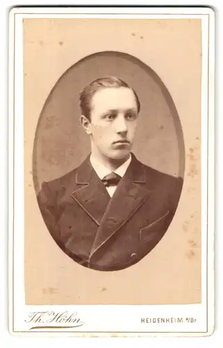 Fotografie Th. Höhn, Heidenheim a. Br., Brenzstr. 46, Portrait charmanter junger im Jackett
