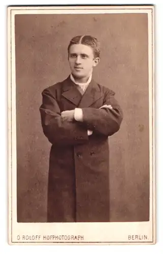 Fotografie O. Roloff, Berlin, Taubenstr. 20, Portrait charmanter junger Mann im eleganten Mantel