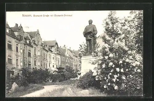 AK Nossen, Bismarck-Strasse mit Bismarck-Denkmal