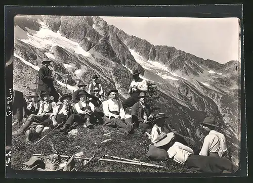 Fotografie F. Rohr, Bern, Ansicht Windegg, Bergsteiger mit Bergführer bei einer kurzen Rast