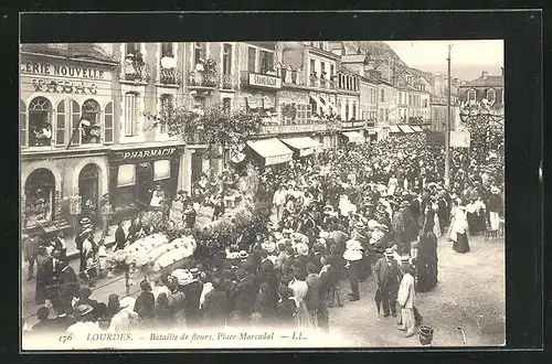 AK Lourdes, Bataille de fleurs, Place Marcadal