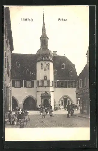 AK Benfeld, Passanten vor dem Rathaus