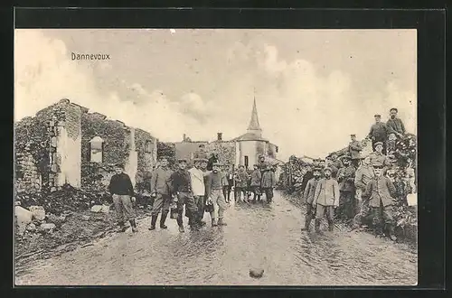 AK Dannevoux, Soldaten in zerstörter Stadt