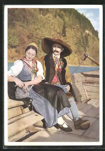 AK Paar in Tracht aus Rosental in einem Holzboot sitzend