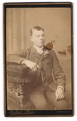 Fotografie Leonhard Reiser, Landshut, Maximilianstr. 1, Portrait junger Mann mit Ansteckblume am Jackett