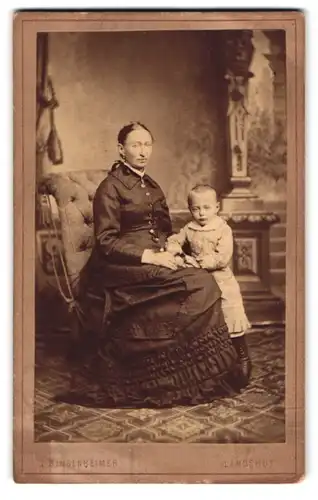 Fotografie J. Bingenheimer, Landshut, Portrait stolze Mutter mit niedlicher Tochter in hübschen Kleidern