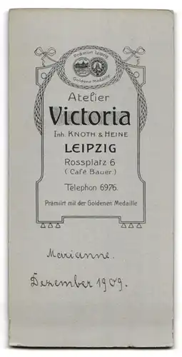 Fotografie Atelier Victoria, Leipzig, Rossplatz 6, Portrait bezauberndes Fräulein mit Haarschleife und Buch in der Hand