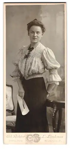 Fotografie Ad. Richter, L.-Lindenau, Portrait bildschöne junge Frau in gerüschter Bluse