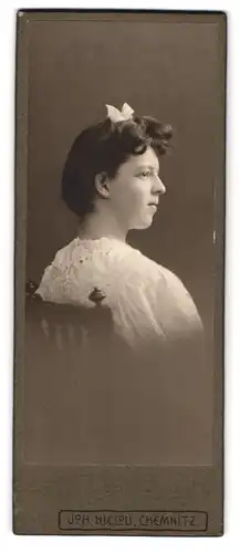 Fotografie Joh. Niclou, Chemnitz, Königstr. 3 & 5, Portrait brünettes Fräulein mit Haarschleife im weissen Kleid