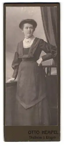 Fotografie Otto Hempel, Thalheim i. Erzgeb., Portrait dunkelhaarige junge Schönheit im bestickten Kleid