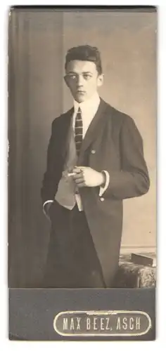 Fotografie Max Beez, Asch, Portrait junger Mann mit Zigarette im Jackett
