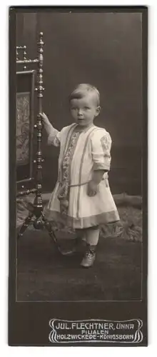 Fotografie Jul. Flechtner, Unna, Portrait niedliches blondes Mädchen im Kleidchen mit Schnürschuhen