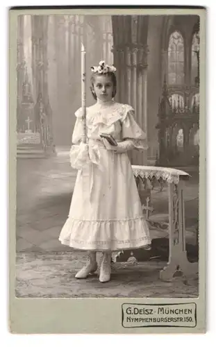 Fotografie G. Deisz, München, Nymphenburgerstr. 150, Portrait niedliches Mädchen mit Kerze zur Konfirmation